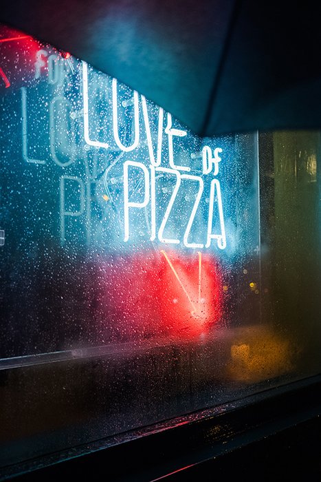 Неоновая реклама, снятая через дождливое окно