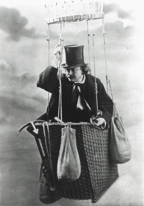 Старый черно-белый портрет мужчины на воздушном шаре