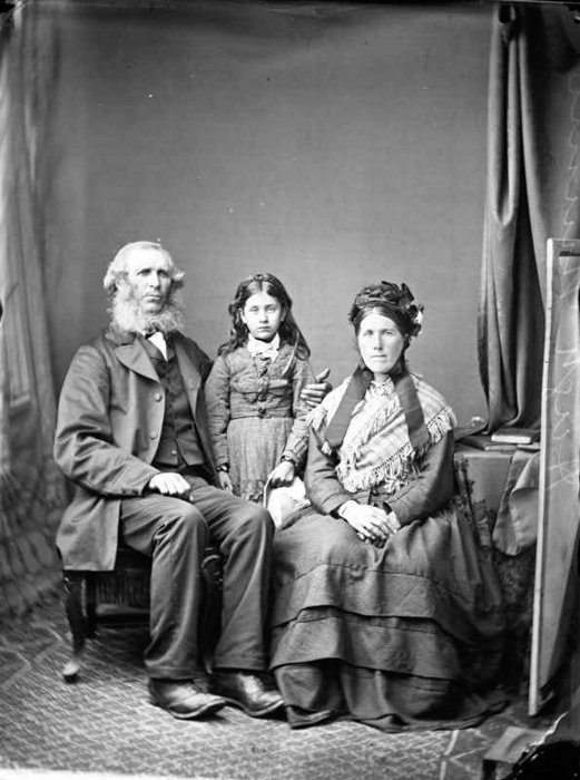 Старый черно-белый студийный портрет семьи