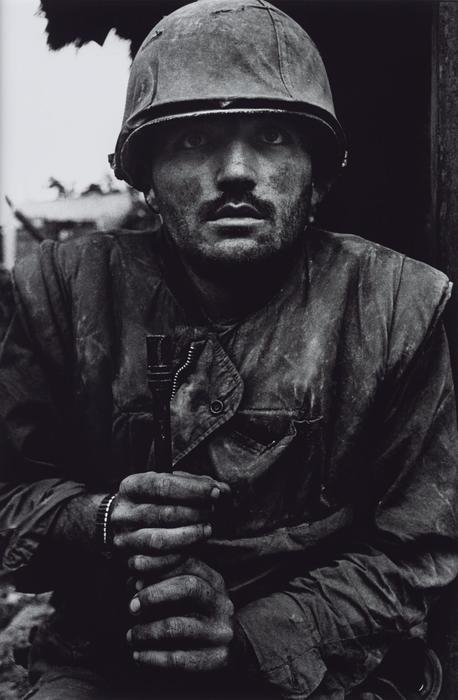 Черно-белый портрет солдата работы Дона Маккаллина, лучшего военного фотографа