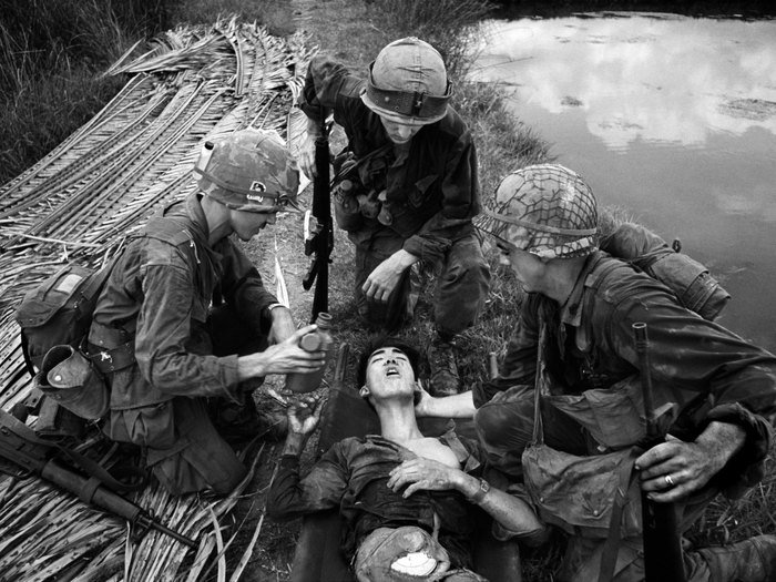Черно-белая военная фотография, сделанная Филипом Джонсом-Гриффитсом