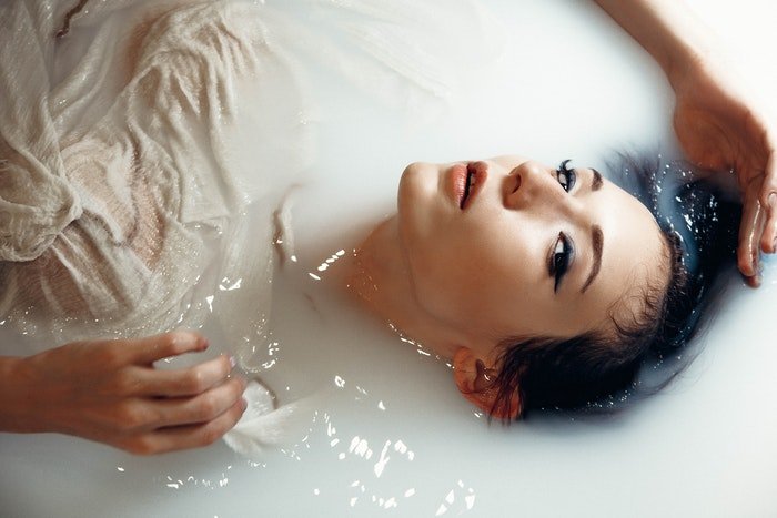 Портрет женщины в молочной ванне