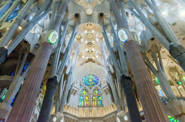 Потрясающий интерьер храма Святого Семейства в Барселоне