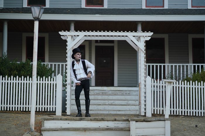 Портрет мужской модели в готическом стиле, позирующей перед домом - законы фотографии