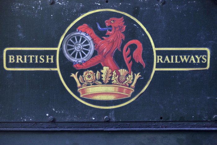Знак Британских железных дорог на боку паровоза. 