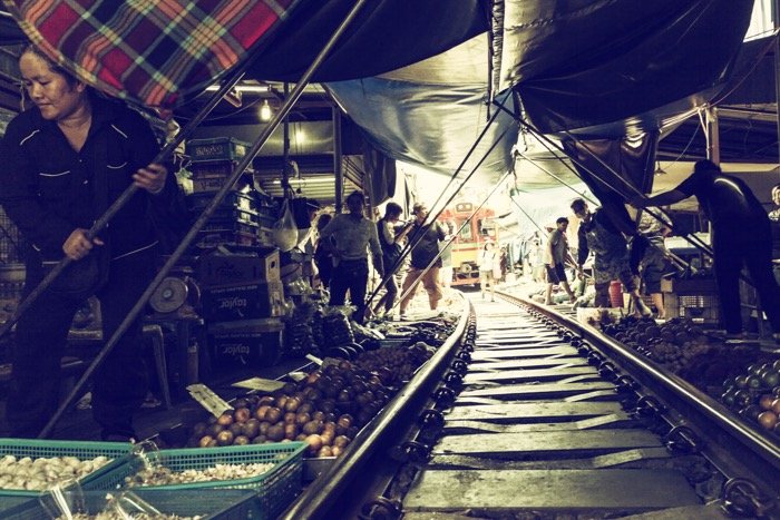 Интерьер знаменитого железнодорожного рынка, недалеко от Бангкока