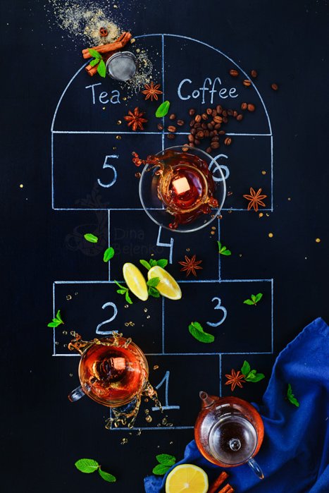 Плоская фотография чайных чашек и ингредиентов на меловой сетке на темном фоне - креативная композиция натюрморта