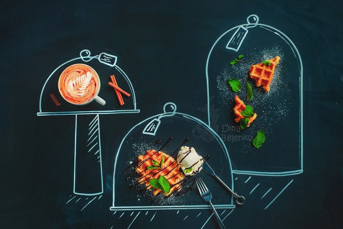 Плоский натюрморт с изображением кофе, вафель и ингредиентов в меловой сетке на темном фоне