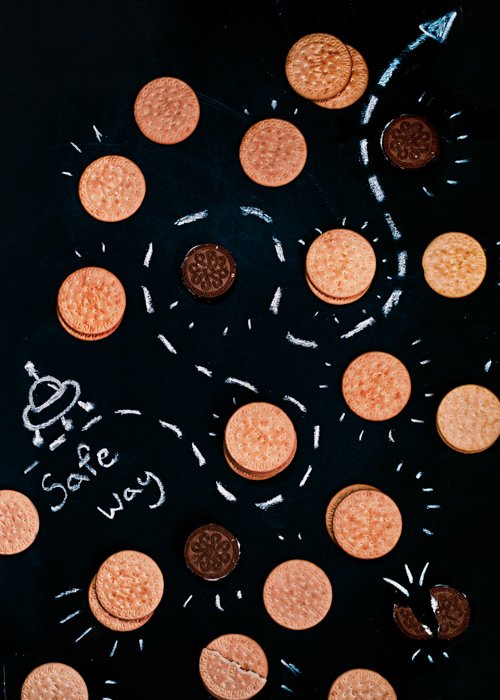 Креативный плоский рисунок печенья на черном фоне - примеры использования текста в фотографии