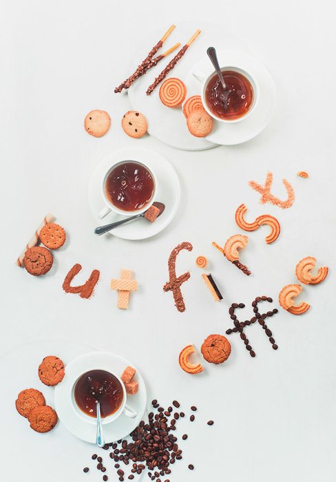 Креативный кадр с фуд-типографией, сделанный с печеньем и кофе - примеры использования текста в фотографии