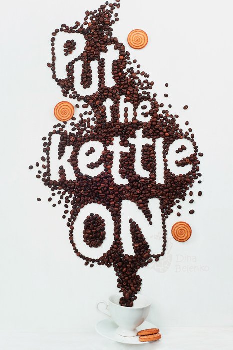 Креативный натюрморт с использованием пищевой типографики из кофейных зерен с надписью 