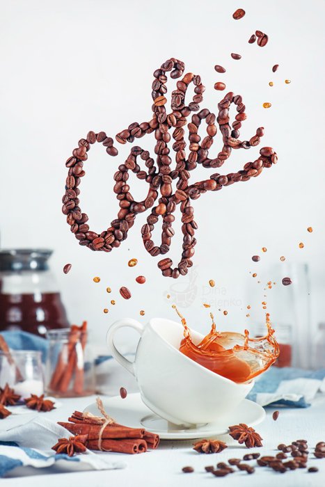 Креативный натюрморт с использованием пищевой типографики из кофейных зерен с написанием 
