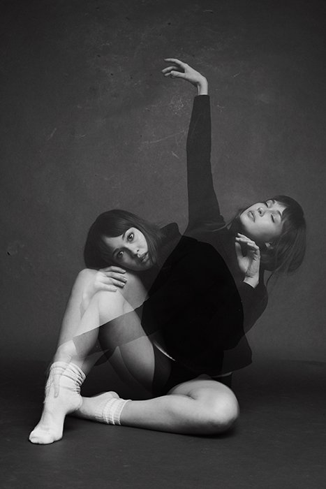 Креативный снимок балерины с двойной экспозицией в черно-белом цвете - фотографии балета