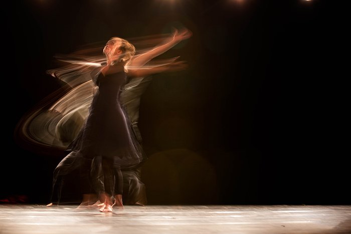 Художественный размытый портрет артиста балета на сцене - советы по балетной фотографии