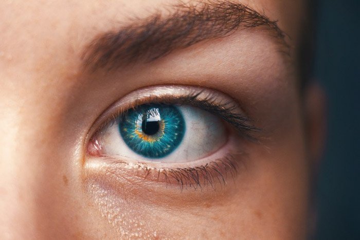 Фотография голубого глаза женской модели крупным планом