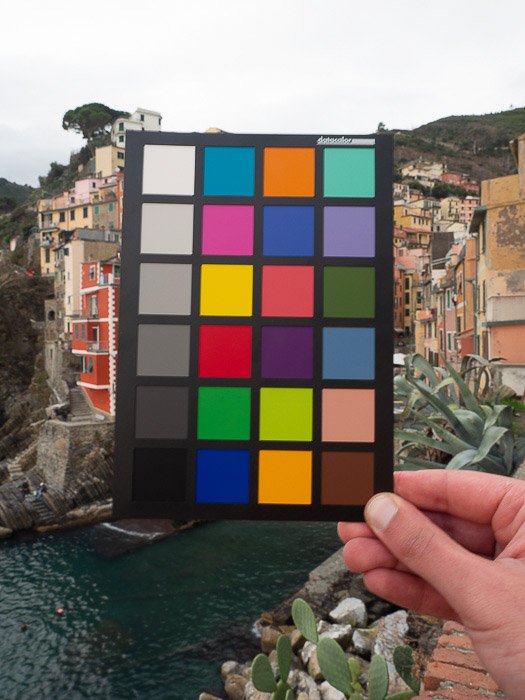 Фотограф использует прибор для проверки цвета в поле