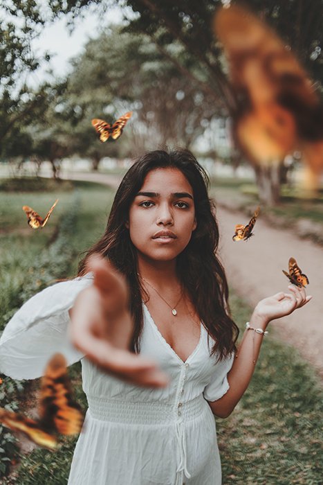 Концептуальный фотопортрет с использованием бабочек, символизирующих свободу и творчество