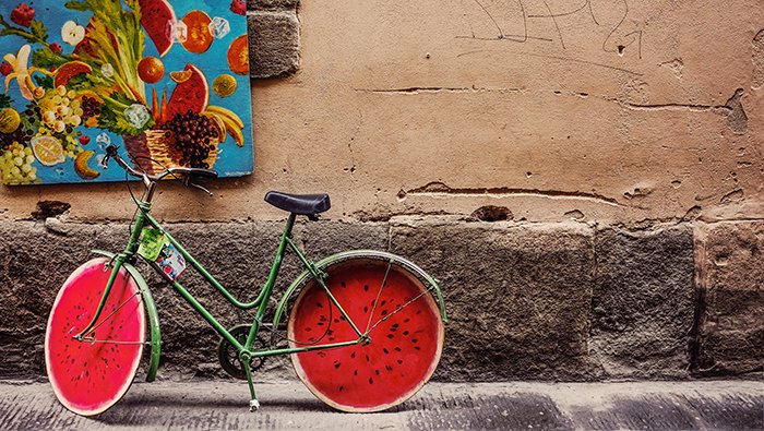 Уличная фотография велосипеда с арбузными колесами - идеи концептуальной фотографии