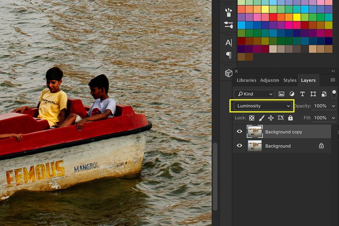 Скриншот, показывающий, как повысить резкость изображения в Photoshop, используя фотографию маленькой лодки в озере