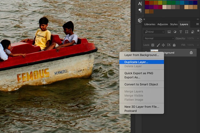 Скриншот, показывающий, как повысить резкость изображения в Photoshop, используя фотографию маленькой лодки в озере