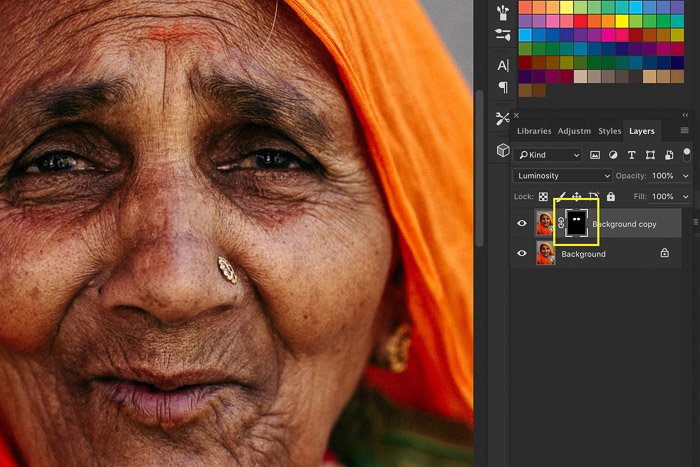 Скриншот, демонстрирующий повышение резкости изображения в Photoshop на примере портрета индийской женщины