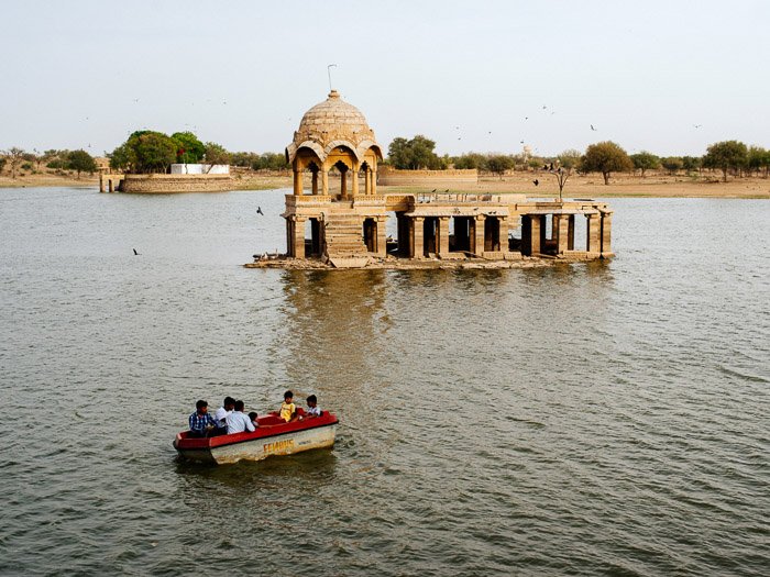 Древняя структура в озере в Индии