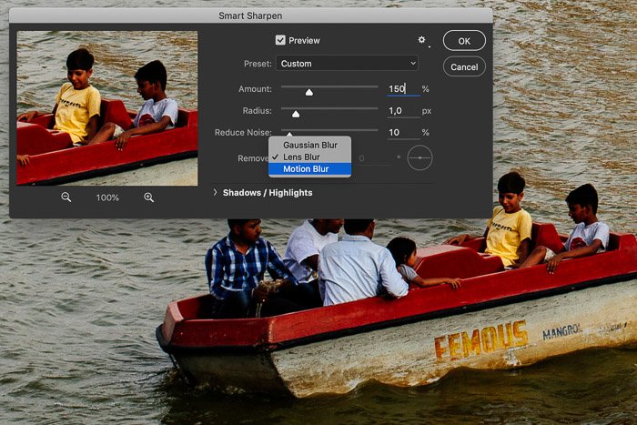Скриншот редактирования изображения в Photoshop, показывающий гребную лодку в Индии