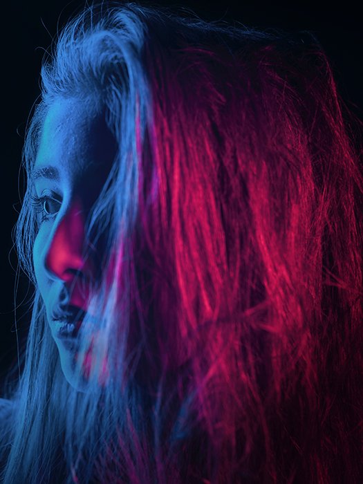 Атмосферный неоновый портрет женщины-модели, снятый с использованием неоновой фотографии