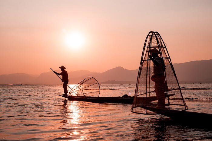 Портрет рыбаков на озере Инле в Мьянме на закате