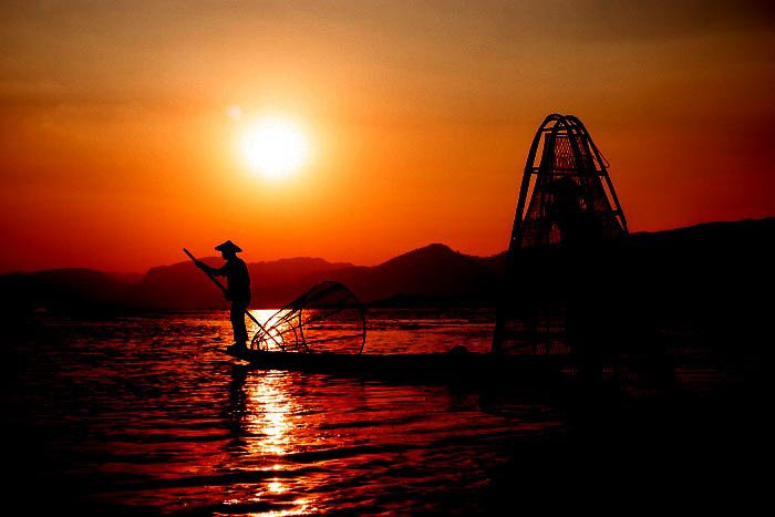 Портрет рыбаков на озере Инле в Мьянме на закате
