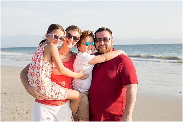 Расслабленный портрет семьи, позирующей на пляже - как фотографировать людей