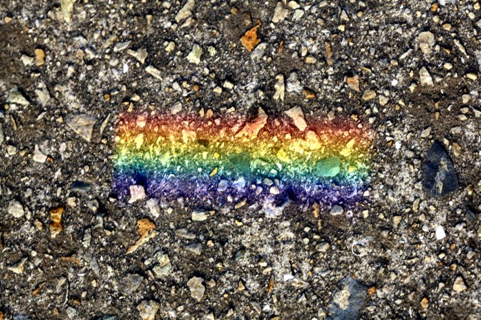 Этот спектр был создан с помощью призмы, а затем спроецирован на стену - советы по радужной фотографии