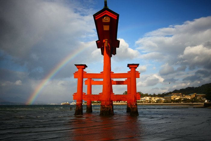 Потрясающая радуга за знаменитыми воротами на острове Миядзима в Японии.