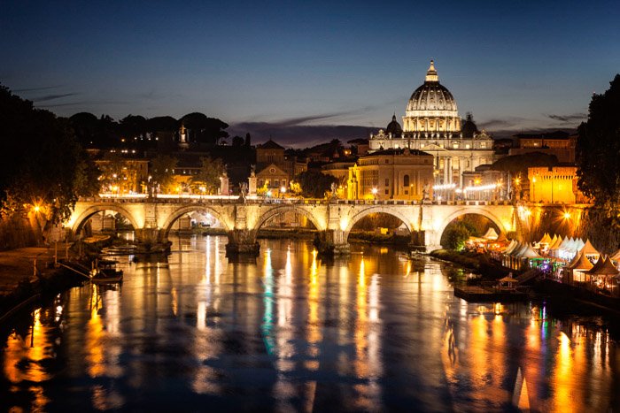 Вид на собор Святого Петра с реки Тибр в Риме