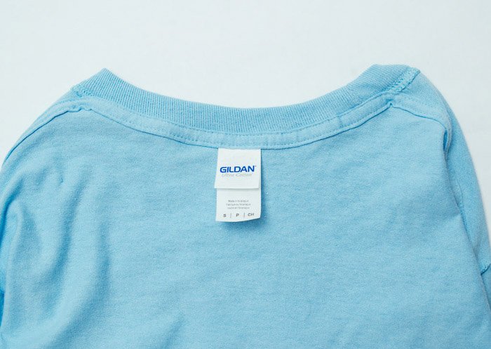 Снимок изделия из одежды в виде вывернутой наизнанку голубой футболки