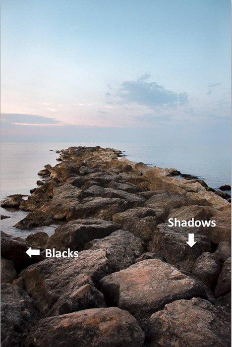 Потрясающий прибрежный пейзаж со стрелками, указывающими на тени и черноту в скалах