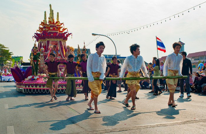 Серия уличных фотографий участников ежегодного парада цветочного фестиваля в Таиланде