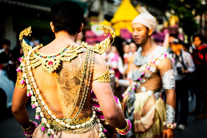 Одетый в традиционный костюм молодой человек ждет начала цветочного парада в Чиангмае, Таиланд. Narrative photography