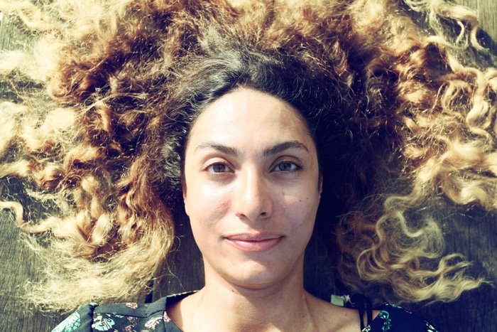 Накладной портрет женщины-модели с вьющимися каштановыми волосами