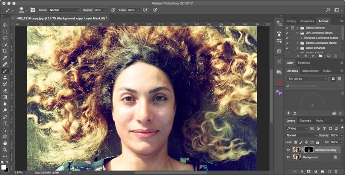 Редактирование накладного портрета женской модели с вьющимися каштановыми волосами для эффекта мягкого фокуса