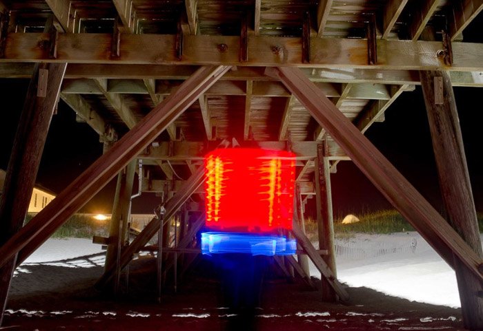 Синяя и красная световая картина, снятая ночью под деревянным строением с помощью светодиодных инструментов для рисования