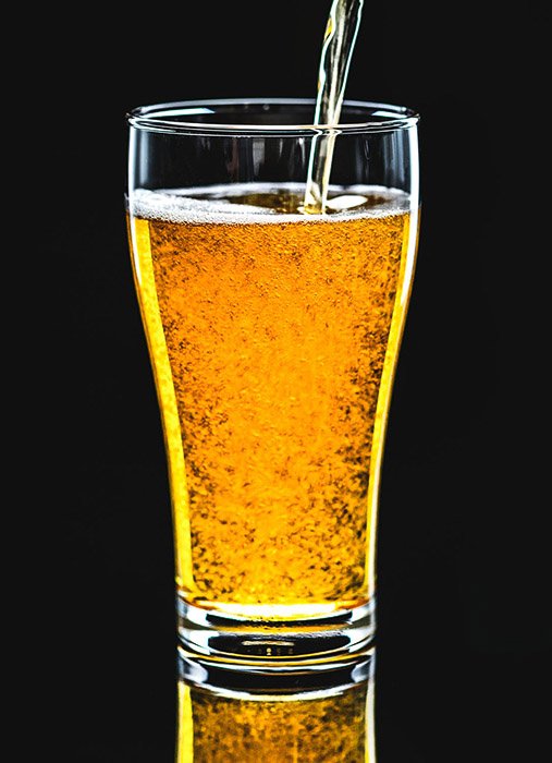 Фотография пива на черном фоне