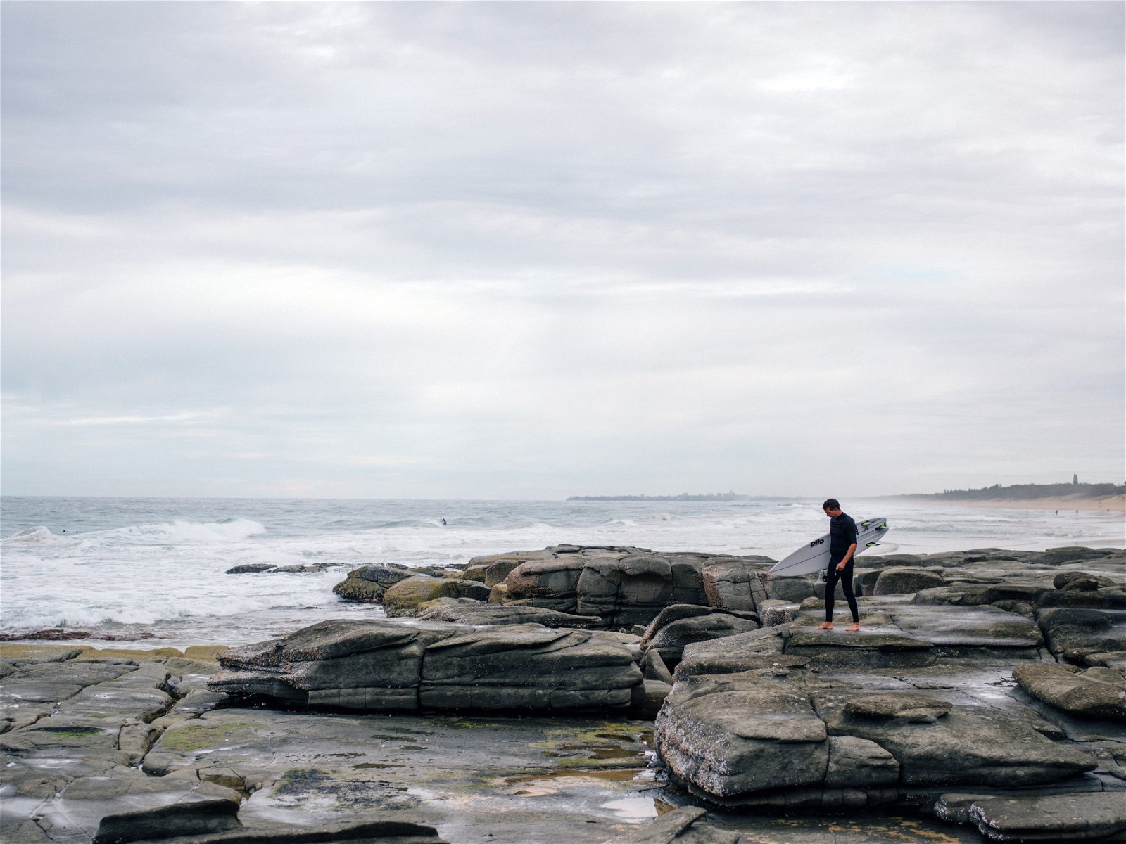 Как сделать трюк с изгибом и искривлением в Photoshop - серфер, идущий по камням у берега
