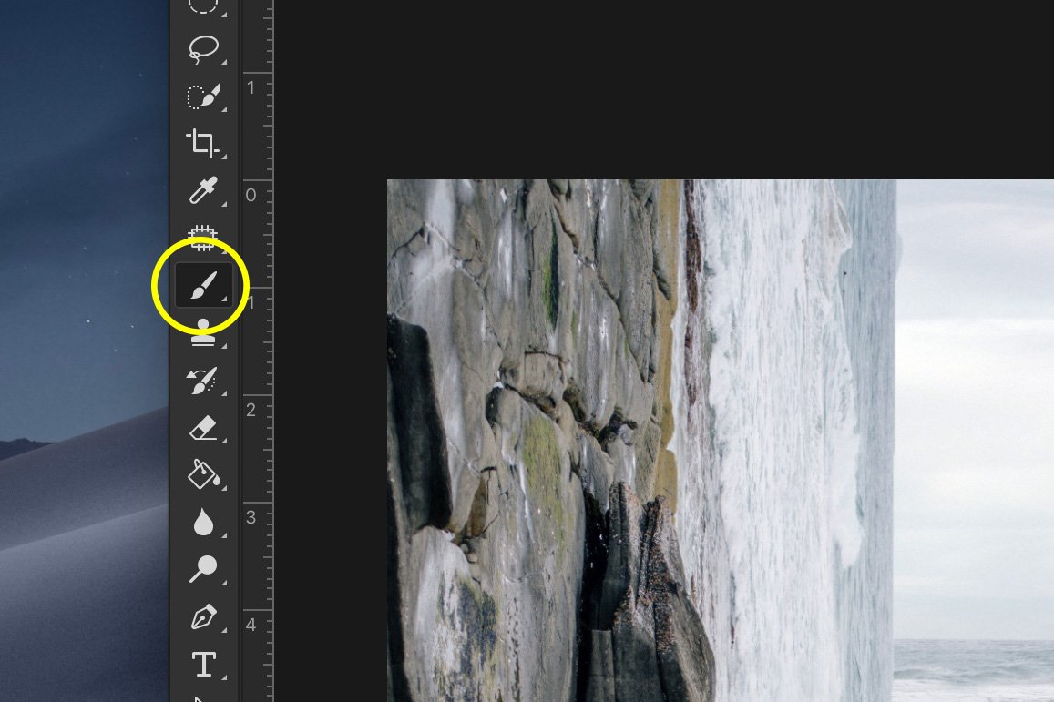 Скриншот, показывающий, как сделать трюк изгиба и искривления в Photoshop - выберите инструмент кисть