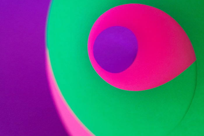 веселая красочная абстрактная фотография, сделанная с использованием листов ярко-зеленой, розовой и фиолетовой цветной бумаги