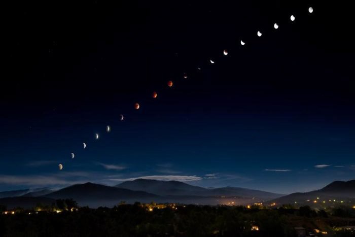 Композиционное изображение полного лунного затмения во время суперлуния над Санта-Фе, Нью-Мексико, США. 