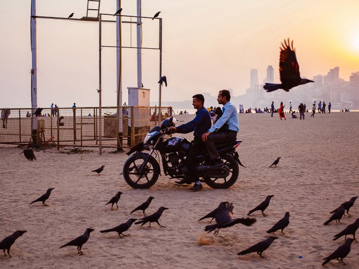 Фотография людей на мотоциклах на пляже в Бомбее - Как использовать смарт-объекты в Photoshop