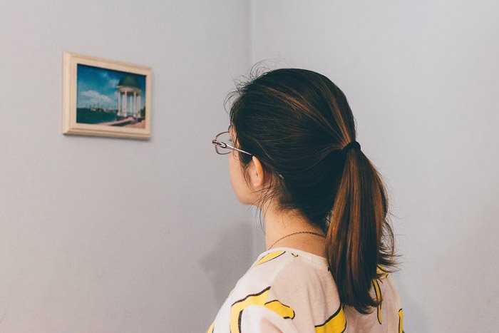 Девушка смотрит на картину в галерее - Как использовать смарт-объекты в Photoshop