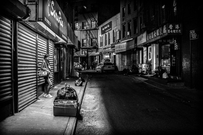 Однотонная уличная сцена ночью