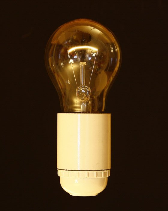 Вольфрамовая лампочка на черном фоне - типы студийного света